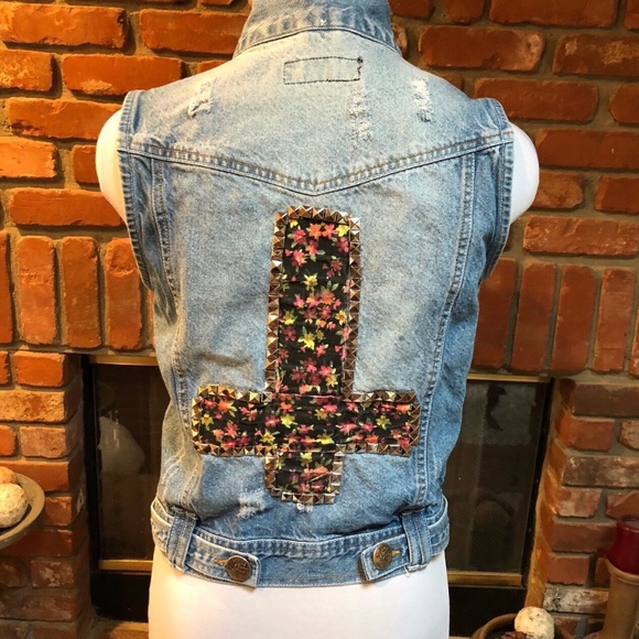 Distressed Floral Cross Jean Vest Top - Picture 9 of 14